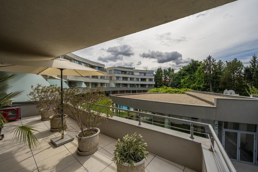 Apartament cu 4 camere decomandat în Băneasa