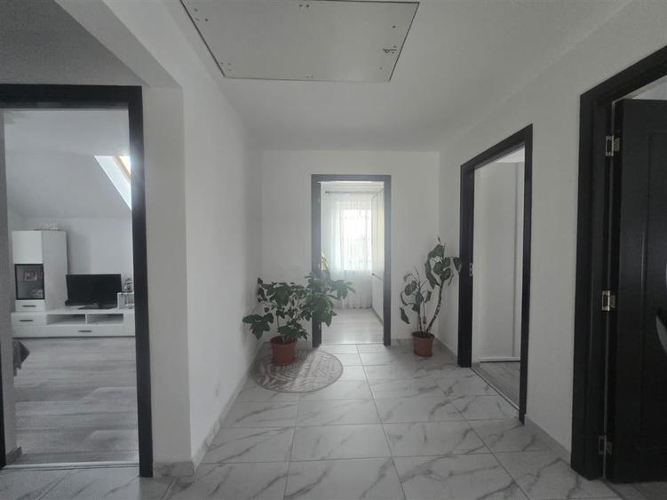 Casă individuală cu 4 camere cu Garaj în Moara Nica