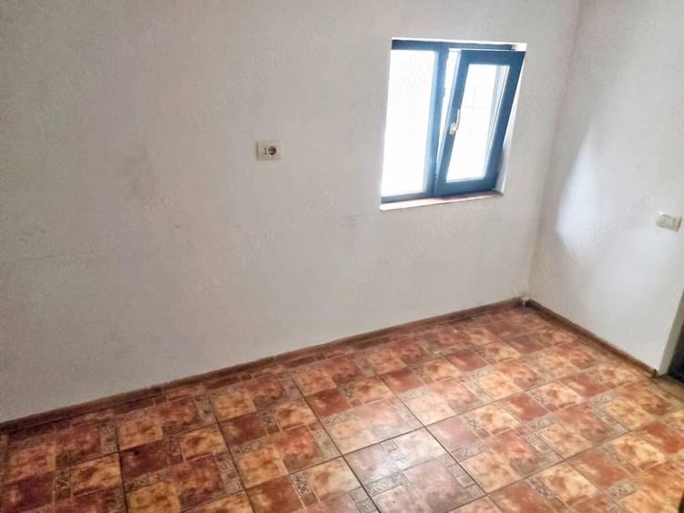 Casă cu 2 camere cu Teren 1800 Mp în Central