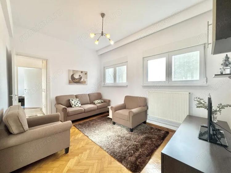 Apartament cu 4 camere semidecomandat, mobilat în Romană