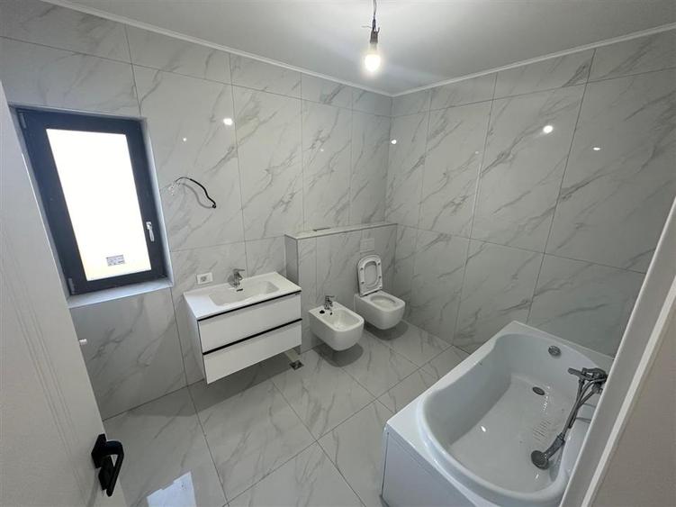 Duplex cu 4 camere cu Canalizare în Vișan