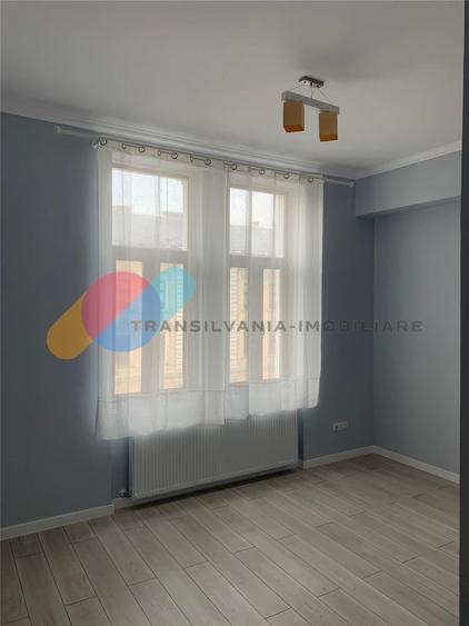 Apartament cu 4 camere semidecomandat în Central
