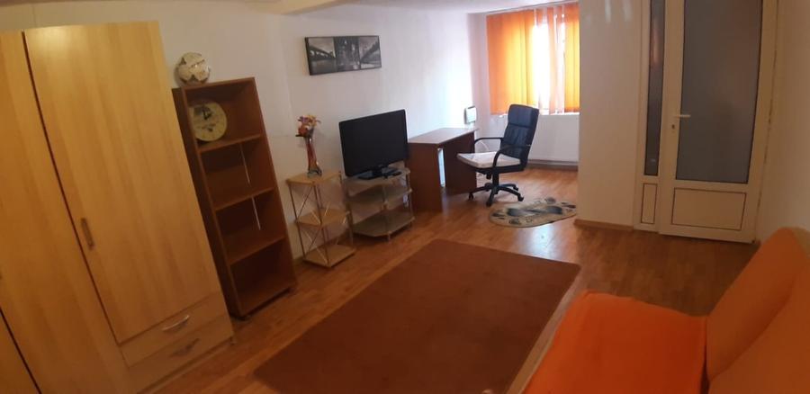 Apartament cu 3 camere semidecomandat în Baba Novac