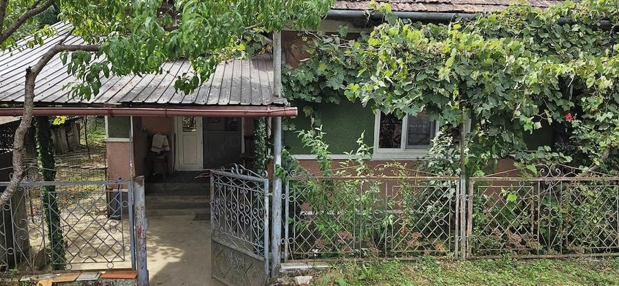 Casă cu 2 camere cu Teren 1800 Mp în Gârbou