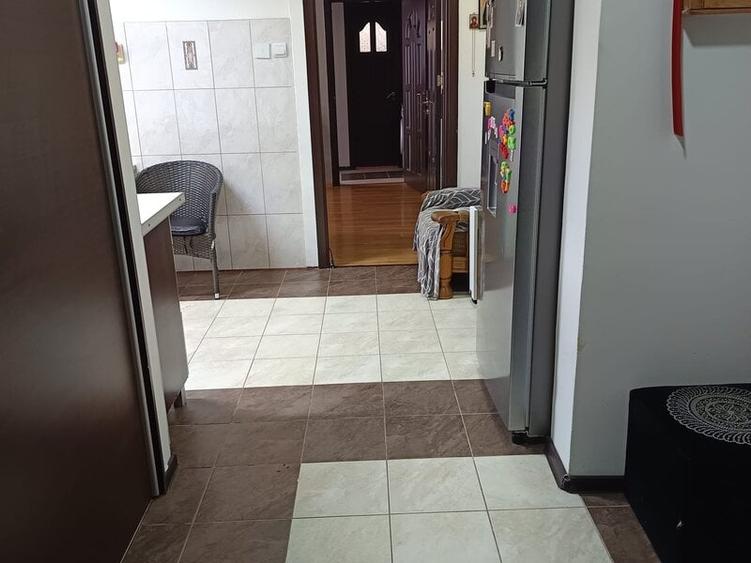 Apartament cu 3 camere semidecomandat, mobilat în Iancului
