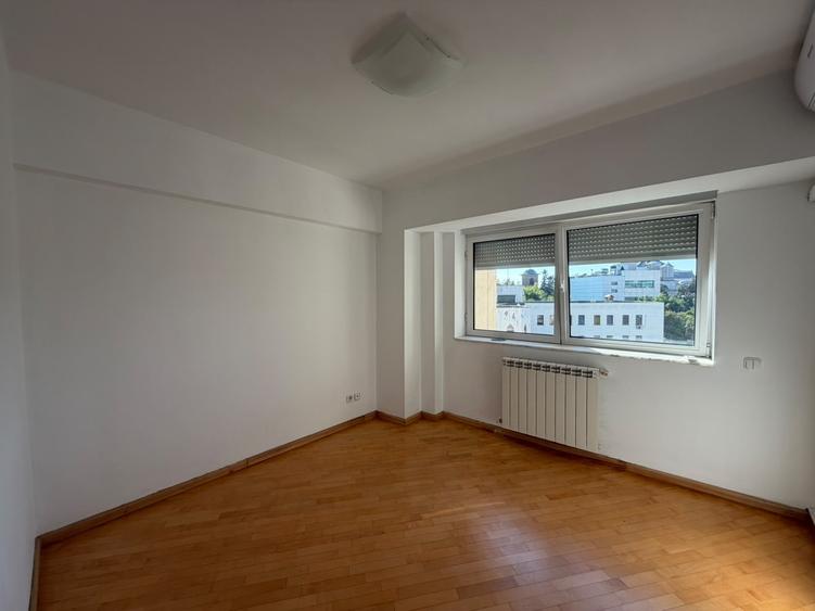 Apartament cu 4 camere semidecomandat în Unirii