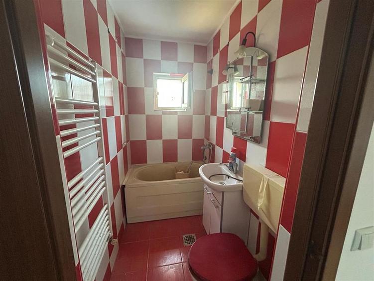 Apartament cu 3 camere semidecomandat în Sud