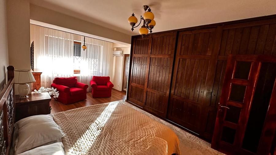Penthouse cu 3 camere decomandat, mobilat în Mamaia