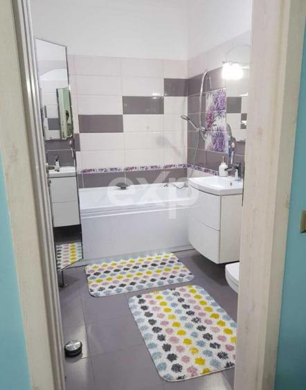 Apartament cu 3 camere semidecomandat în Florești