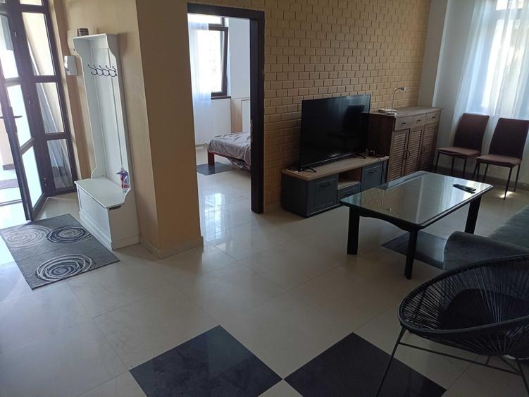 Apartament cu 3 camere semidecomandat în Central