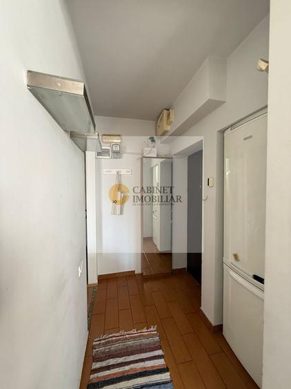 Apartament cu 2 camere semidecomandat, mobilat în Universitate