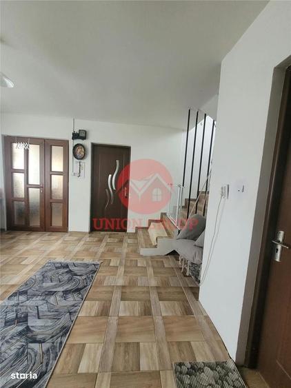 Casă cu 4 camere în Lumina