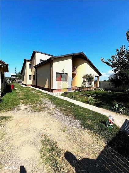 Casă cu 4 camere în Lacu Sărat