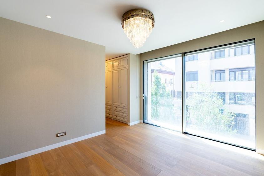 Apartament cu 3 camere semidecomandat în Dorobanți