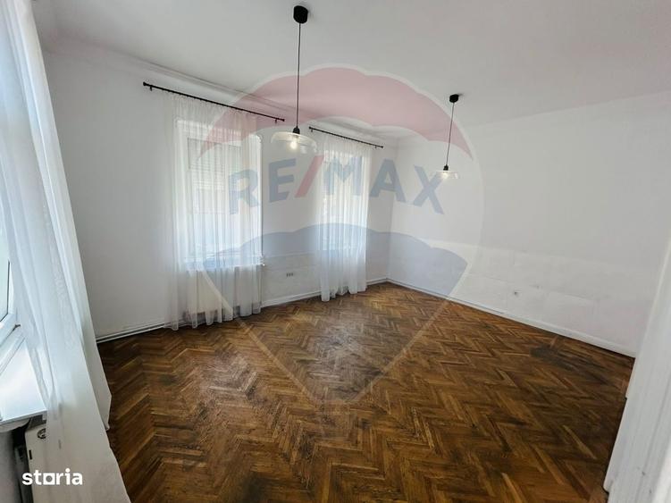 Casă cu 3 camere decomandat în Central