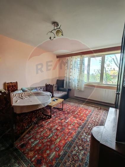 Apartament cu 4 camere semidecomandat în Central