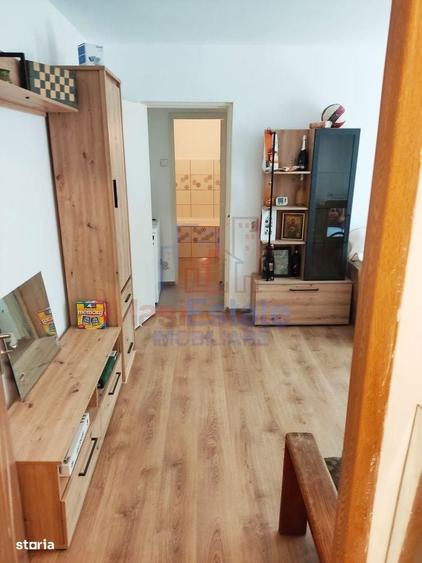 Apartament cu 3 camere semidecomandat în Dacia