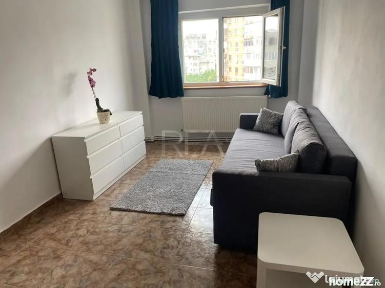 Apartament cu 4 camere semidecomandat în Văcăresti