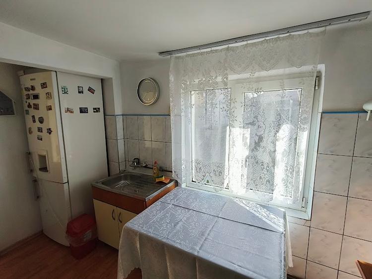 Casă cu 3 camere cu Canalizare în Poiana Țapului