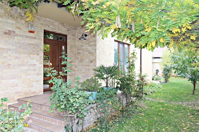 Casă individuală cu 7 camere cu Canalizare în Mamaia