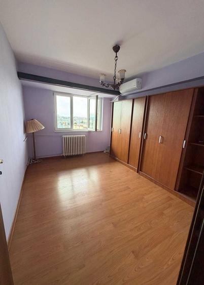 Apartament cu 3 camere decomandat în Titulescu
