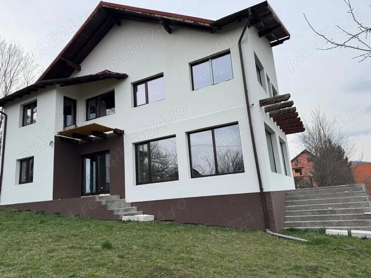 Casă cu 6 camere în Breaza de Sus