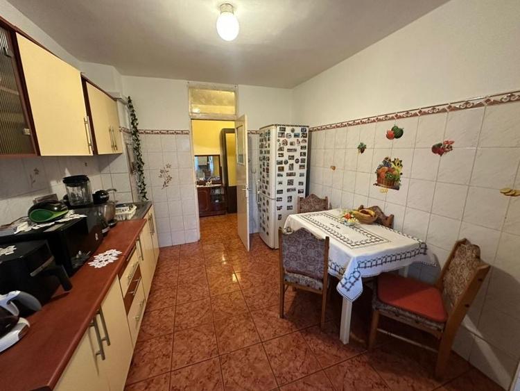 Apartament cu 3 camere decomandat, mobilat în Cornitoiu