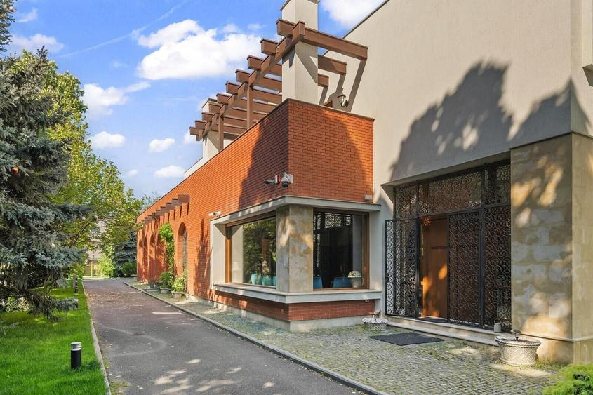 Casă individuală cu 7 camere cu Piscina în Iancu Nicolae