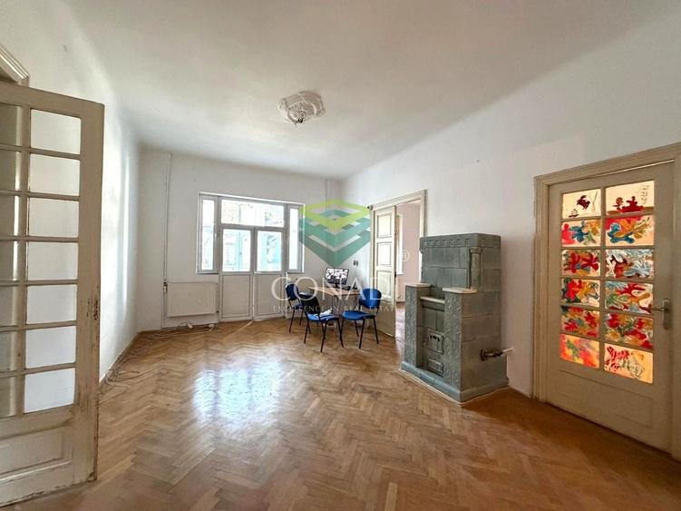 Casă individuală cu 8 camere cu Canalizare în Capitale
