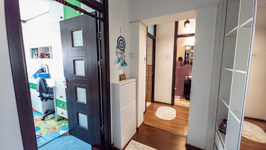 Apartament cu 3 camere semidecomandat, mobilat în Titan