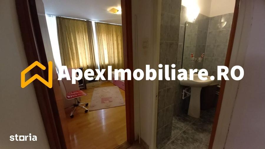Apartament cu 3 camere semidecomandat, mobilat în Pantelimon