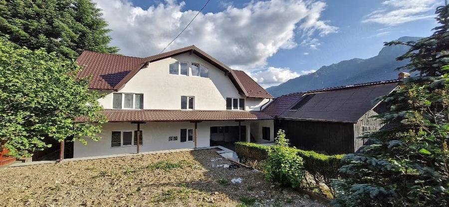 Casă cu 8 camere cu Teren 540 Mp în Poiana Țapului