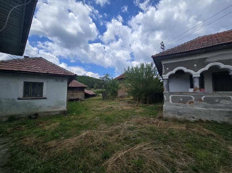 Casă cu 4 camere în Urluiești