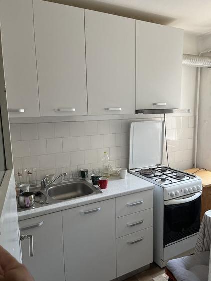 Apartament cu 3 camere semidecomandat în Sârbi