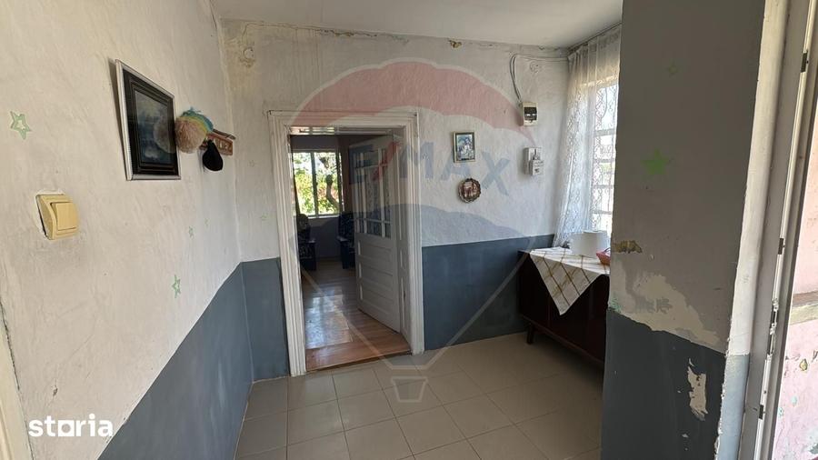 Casă cu 3 camere semidecomandat cu Teren 2241 Mp în Sânnicolau Român
