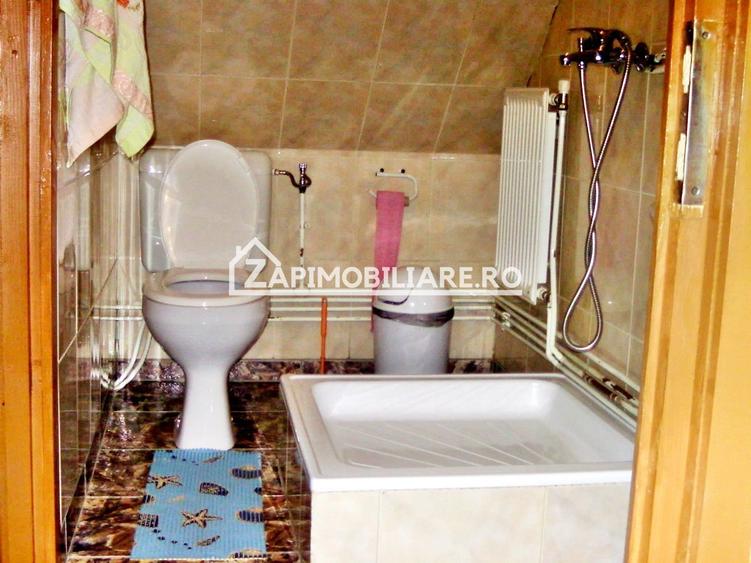 Casă individuală cu 10 camere cu Canalizare în Central