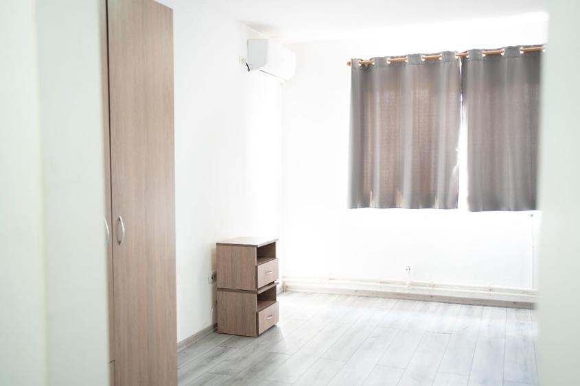 Garsonieră decomandată în Sud