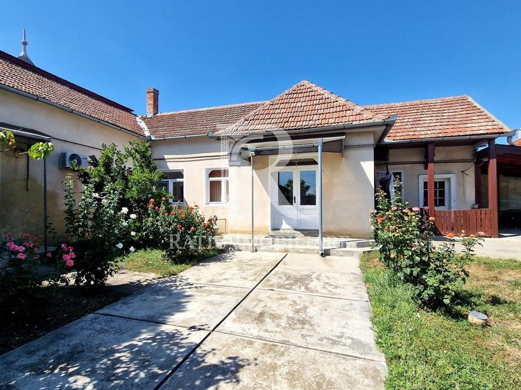 Casă individuală cu 6 camere cu Canalizare în Central