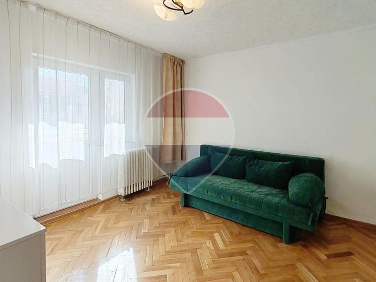 Apartament cu 3 camere semidecomandat, mobilat în Rogerius