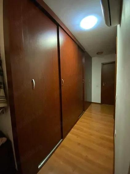 Apartament cu 3 camere decomandat în Girocului