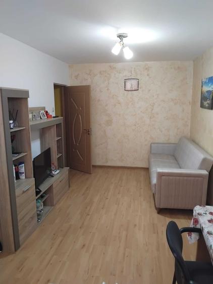 Apartament cu 2 camere semidecomandat în Craiovița Nouă