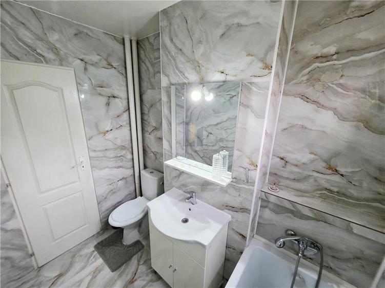 Apartament cu 3 camere semidecomandat în Circumvalațiunii
