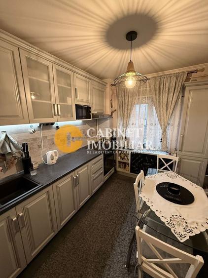 Apartament cu 3 camere semidecomandat, mobilat în Alexandru cel Bun