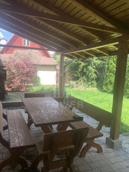 Casă individuală cu 11 camere cu Canalizare în Cisnădioara