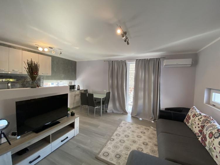 Apartament cu 3 camere decomandat, mobilat în Dumbrăvița