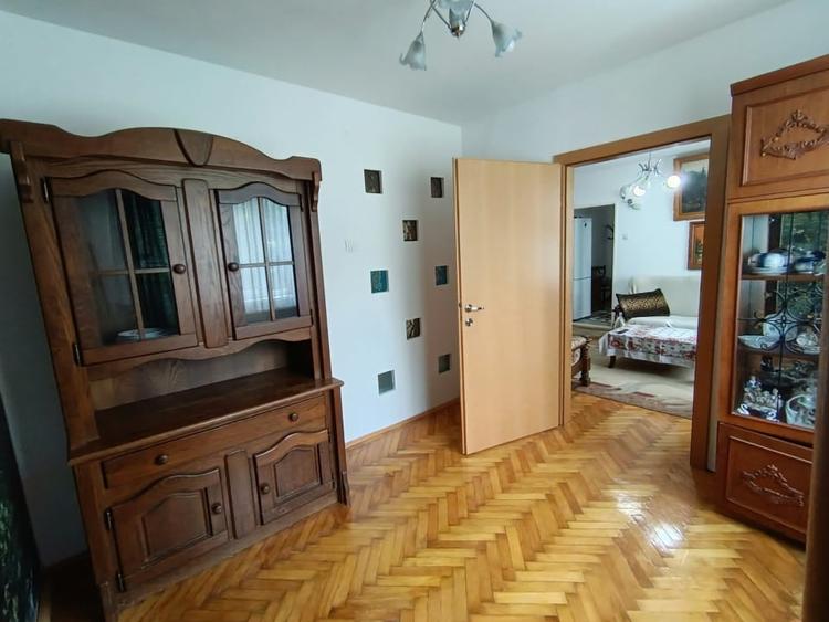 Apartament cu 4 camere semidecomandat, mobilat în Săsar