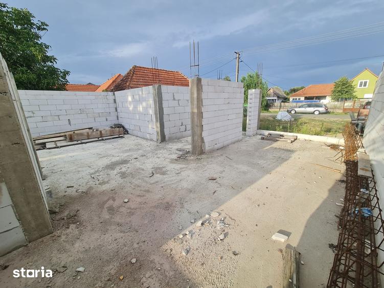 Casă cu 5 camere cu Teren 1496 Mp în Bocsig