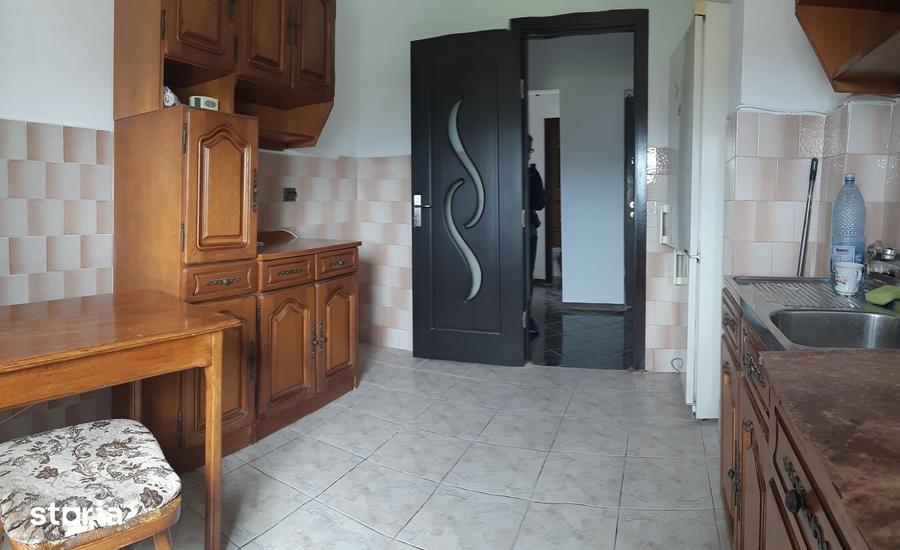 Apartament cu 3 camere decomandat în Cornișa
