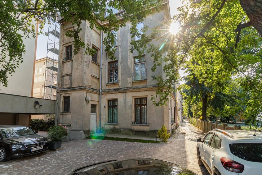 Apartament cu 3 camere decomandat în Calea Victoriei