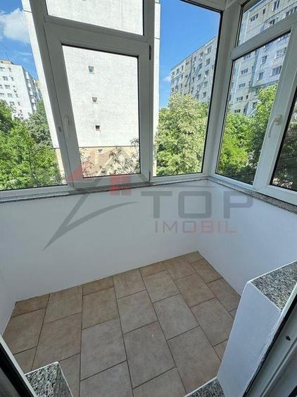 Apartament cu 4 camere semidecomandat în Mircea cel Bătrân